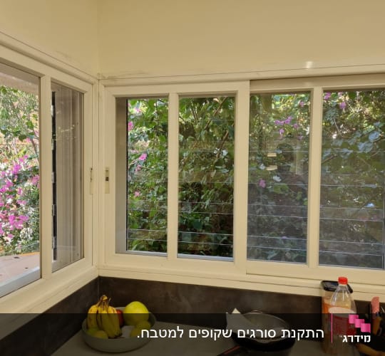 חלונות אלומיניום עם מסגרת לבנה במטבח